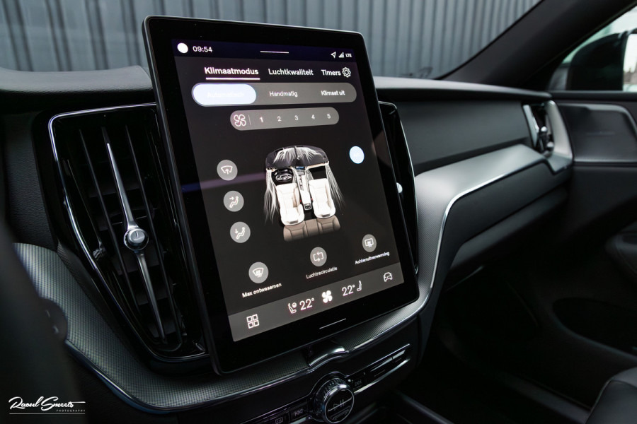Volvo XC60 2.0 T8 Plug-in hybrid AWD Plus Black Edition Long Range | Zwenkbare trekhaak | Harman Kardon | Adaptieve cruise | Panorama dak | Nieuw |