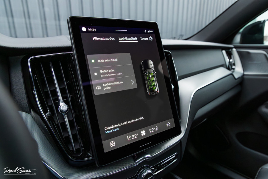 Volvo XC60 2.0 T8 Plug-in hybrid AWD Plus Black Edition Long Range | Zwenkbare trekhaak | Harman Kardon | Adaptieve cruise | Panorama dak | Nieuw |