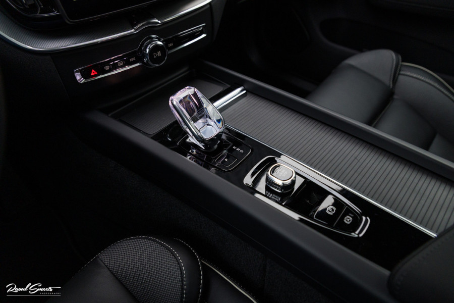 Volvo XC60 2.0 T8 Plug-in hybrid AWD Plus Black Edition Long Range | Zwenkbare trekhaak | Harman Kardon | Adaptieve cruise | Panorama dak | Nieuw |