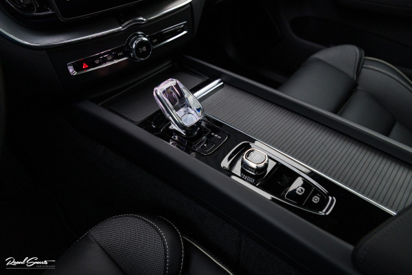 Volvo XC60 2.0 T8 Plug-in hybrid AWD Plus Black Edition Long Range | Zwenkbare trekhaak | Harman Kardon | Adaptieve cruise | Panorama dak | Nieuw |