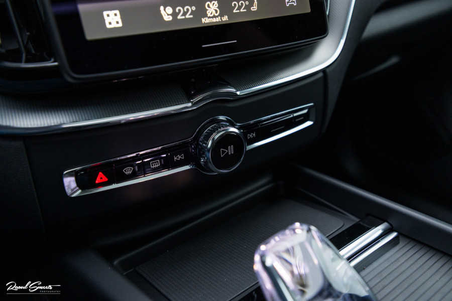 Volvo XC60 2.0 T8 Plug-in hybrid AWD Plus Black Edition Long Range | Zwenkbare trekhaak | Harman Kardon | Adaptieve cruise | Panorama dak | Nieuw |