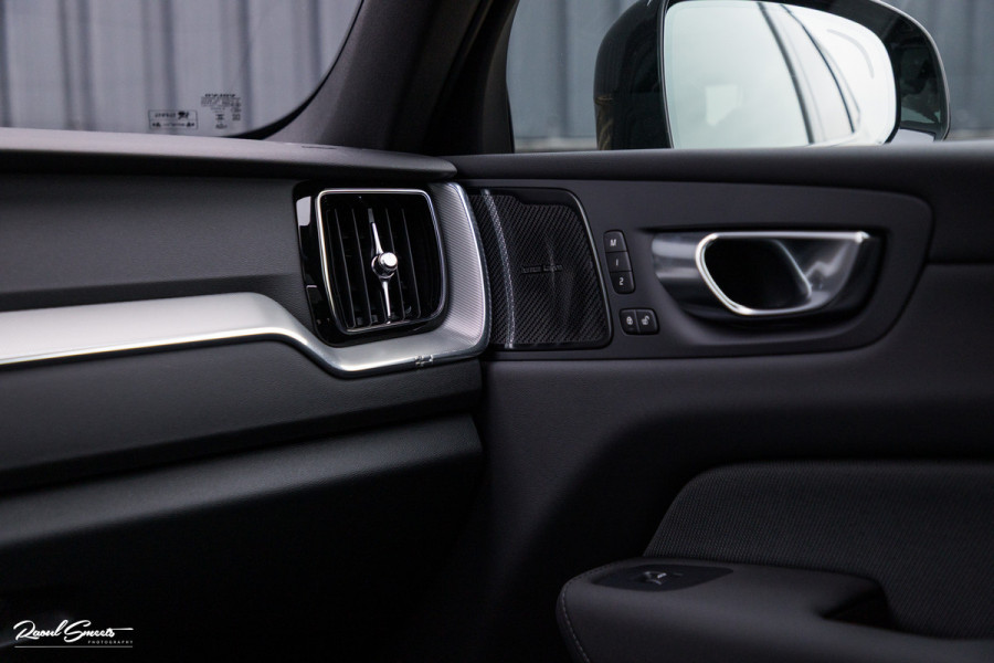 Volvo XC60 2.0 T8 Plug-in hybrid AWD Plus Black Edition Long Range | Zwenkbare trekhaak | Harman Kardon | Adaptieve cruise | Panorama dak | Nieuw |