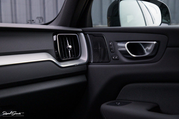 Volvo XC60 2.0 T8 Plug-in hybrid AWD Plus Black Edition Long Range | Zwenkbare trekhaak | Harman Kardon | Adaptieve cruise | Panorama dak | Nieuw |