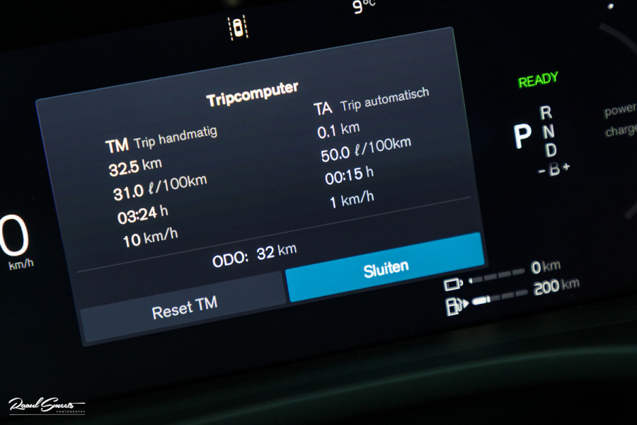 Volvo XC60 2.0 T8 Plug-in hybrid AWD Plus Black Edition Long Range | Zwenkbare trekhaak | Harman Kardon | Adaptieve cruise | Panorama dak | Nieuw |