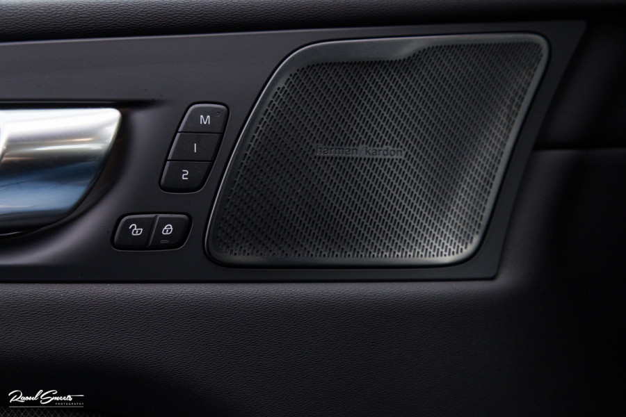 Volvo XC60 2.0 T8 Plug-in hybrid AWD Plus Black Edition Long Range | Zwenkbare trekhaak | Harman Kardon | Adaptieve cruise | Panorama dak | Nieuw |