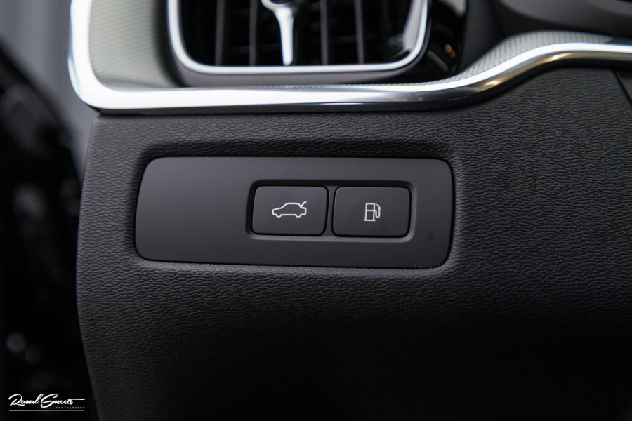 Volvo XC60 2.0 T8 Plug-in hybrid AWD Plus Black Edition Long Range | Zwenkbare trekhaak | Harman Kardon | Adaptieve cruise | Panorama dak | Nieuw |