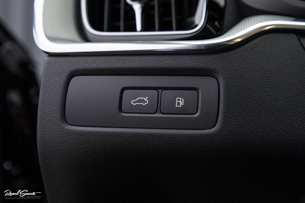 Volvo XC60 2.0 T8 Plug-in hybrid AWD Plus Black Edition Long Range | Zwenkbare trekhaak | Harman Kardon | Adaptieve cruise | Panorama dak | Nieuw |