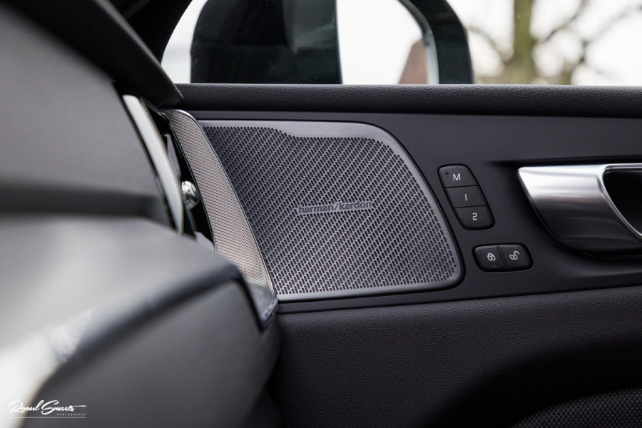 Volvo XC60 2.0 T8 Plug-in hybrid AWD Plus Black Edition Long Range | Zwenkbare trekhaak | Harman Kardon | Adaptieve cruise | Panorama dak | Nieuw |