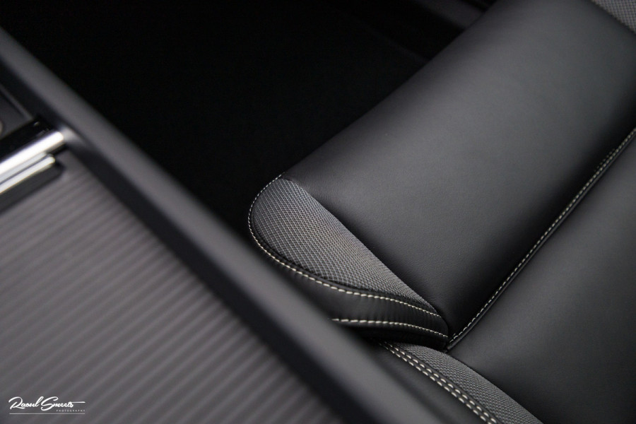 Volvo XC60 2.0 T8 Plug-in hybrid AWD Plus Black Edition Long Range | Zwenkbare trekhaak | Harman Kardon | Adaptieve cruise | Panorama dak | Nieuw |