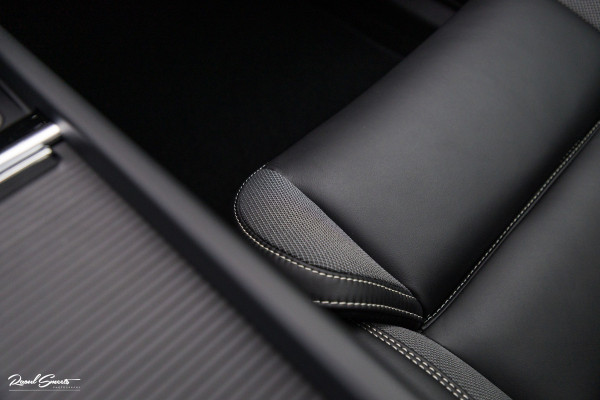 Volvo XC60 2.0 T8 Plug-in hybrid AWD Plus Black Edition Long Range | Zwenkbare trekhaak | Harman Kardon | Adaptieve cruise | Panorama dak | Nieuw |