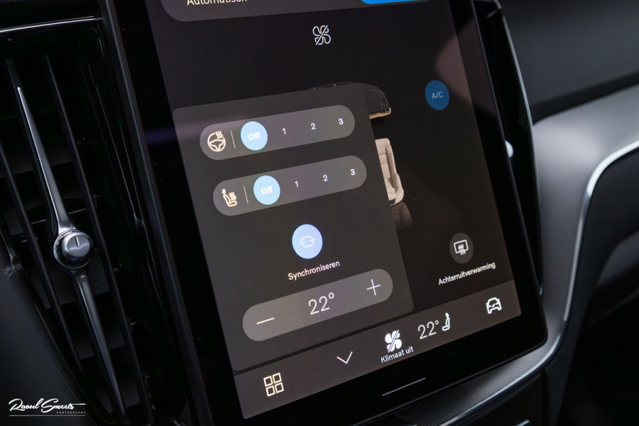 Volvo XC60 2.0 T8 Plug-in hybrid AWD Plus Black Edition Long Range | Zwenkbare trekhaak | Harman Kardon | Adaptieve cruise | Panorama dak | Nieuw |