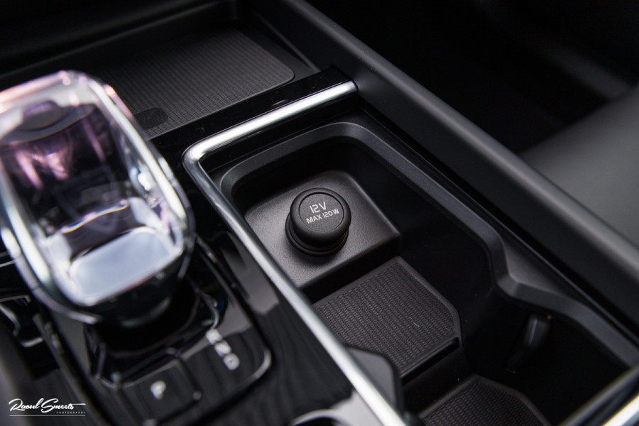 Volvo XC60 2.0 T8 Plug-in hybrid AWD Plus Black Edition Long Range | Zwenkbare trekhaak | Harman Kardon | Adaptieve cruise | Panorama dak | Nieuw |