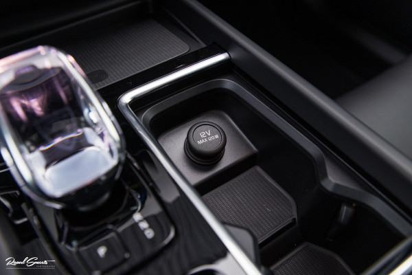 Volvo XC60 2.0 T8 Plug-in hybrid AWD Plus Black Edition Long Range | Zwenkbare trekhaak | Harman Kardon | Adaptieve cruise | Panorama dak | Nieuw |