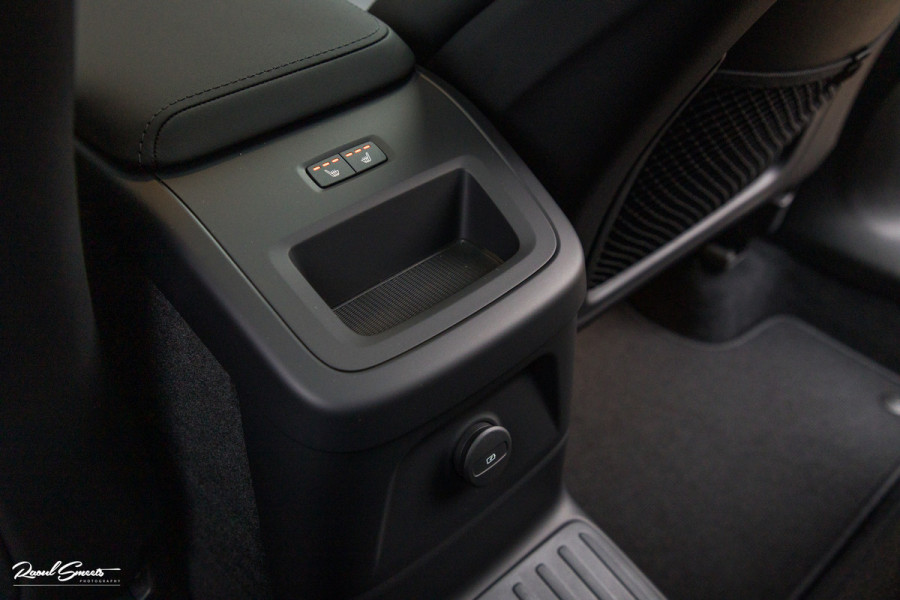 Volvo XC60 2.0 T8 Plug-in hybrid AWD Plus Black Edition Long Range | Zwenkbare trekhaak | Harman Kardon | Adaptieve cruise | Panorama dak | Nieuw |