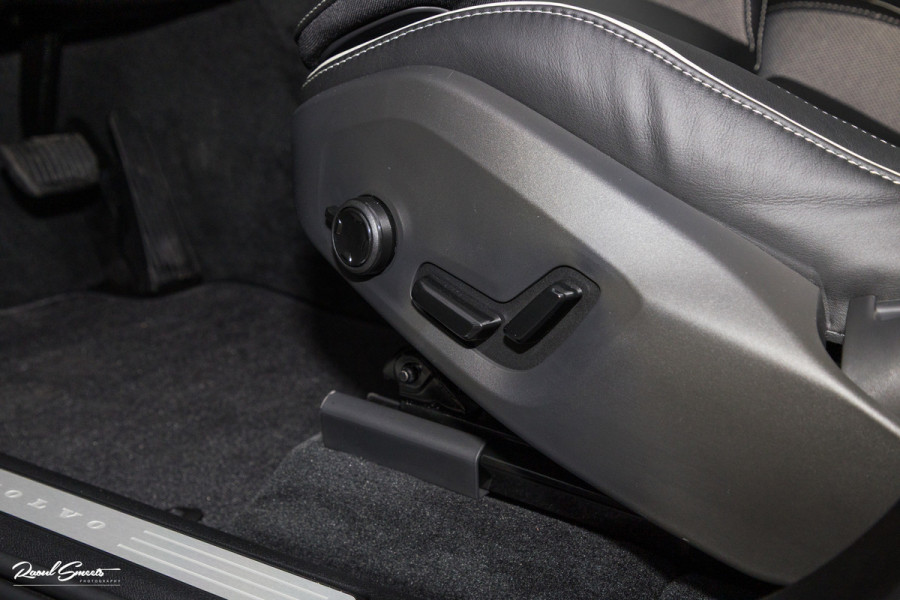 Volvo XC60 2.0 T8 Plug-in hybrid AWD Plus Black Edition Long Range | Zwenkbare trekhaak | Harman Kardon | Adaptieve cruise | Panorama dak | Nieuw |