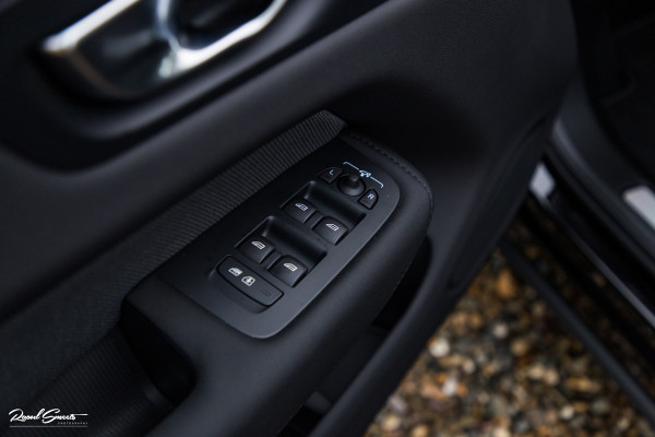 Volvo XC60 2.0 T8 Plug-in hybrid AWD Plus Black Edition Long Range | Zwenkbare trekhaak | Harman Kardon | Adaptieve cruise | Panorama dak | Nieuw |