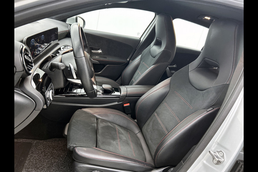 Mercedes-Benz A-Klasse 180 Business Solution AMG(NL auto, Dealer onderhoud, Navi Groot, StoelV, Camera, Carplay, Lane Assit, Etc)