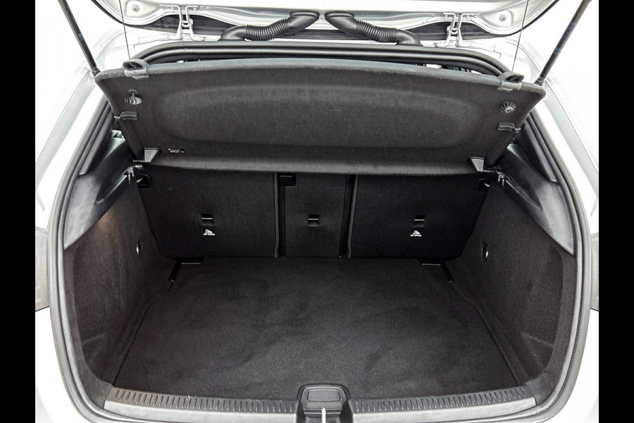 Mercedes-Benz A-Klasse 180 Business Solution AMG(NL auto, Dealer onderhoud, Navi Groot, StoelV, Camera, Carplay, Lane Assit, Etc)