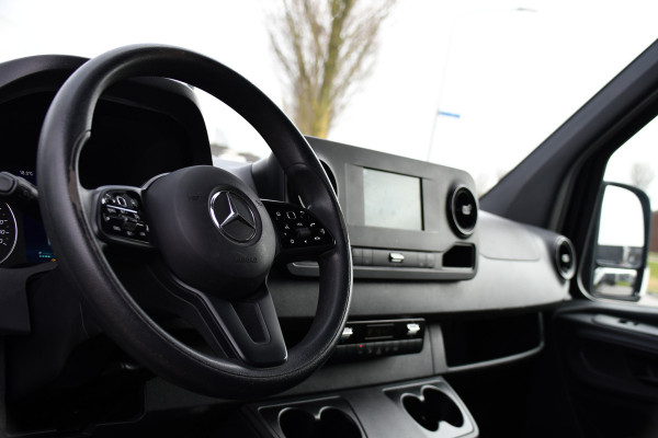 Mercedes-Benz Sprinter 317 1.9 CDI L2H2 RWD AMG Black Edition Camera, Cruise, Carplay, LED, 170pk, Multimedia, Automaat, Trekhaak, 3 Zits, Uniek!