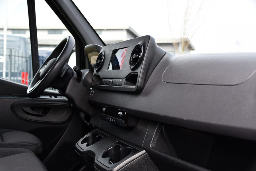 Mercedes-Benz Sprinter 317 1.9 CDI L2H2 RWD AMG Black Edition Camera, Cruise, Carplay, LED, 170pk, Multimedia, Automaat, Trekhaak, 3 Zits, Uniek!
