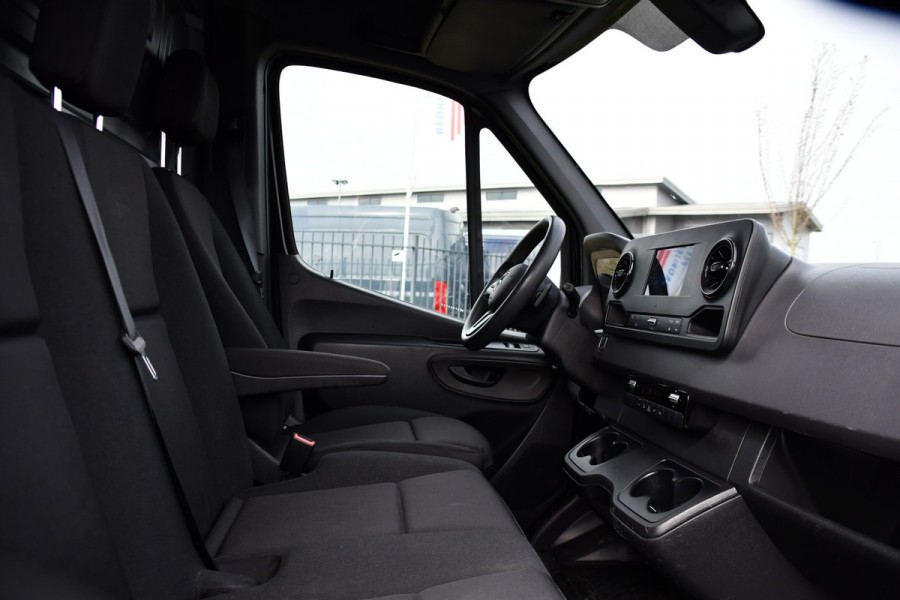 Mercedes-Benz Sprinter 317 1.9 CDI L2H2 RWD AMG Black Edition Camera, Cruise, Carplay, LED, 170pk, Multimedia, Automaat, Trekhaak, 3 Zits, Uniek!