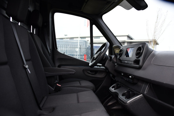 Mercedes-Benz Sprinter 317 1.9 CDI L2H2 RWD AMG Black Edition Camera, Cruise, Carplay, LED, 170pk, Multimedia, Automaat, Trekhaak, 3 Zits, Uniek!