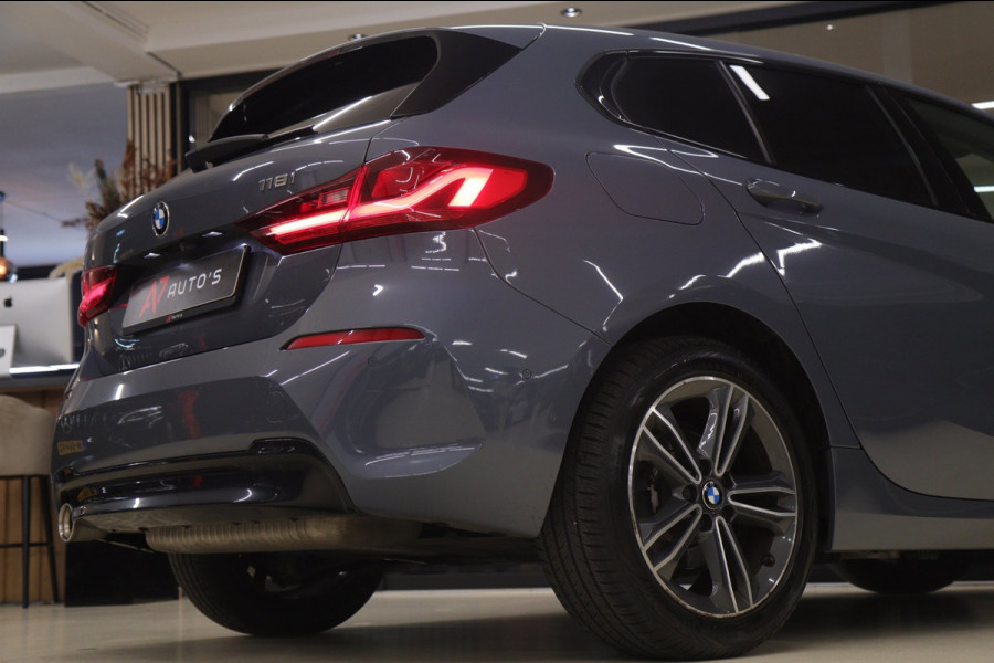 BMW 1-serie 118i Executive Edition NAP/CARPLAY/CAM/LANEASSIST/NAVI/VOL