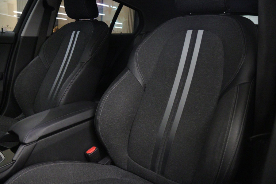 BMW 1-serie 118i Executive Edition NAP/CARPLAY/CAM/LANEASSIST/NAVI/VOL