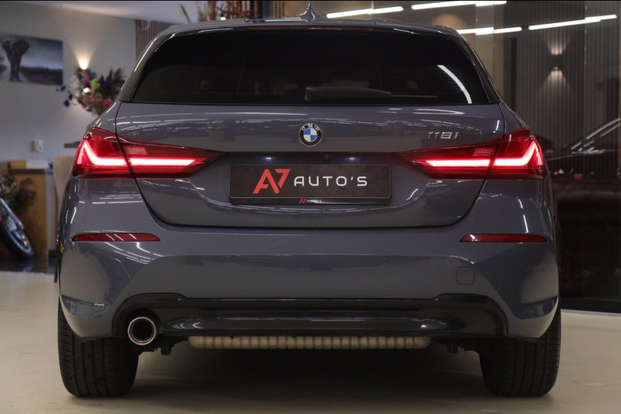 BMW 1-serie 118i Executive Edition NAP/CARPLAY/CAM/LANEASSIST/NAVI/VOL