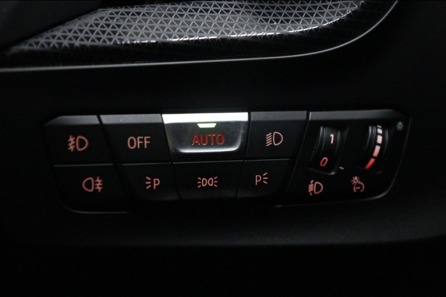 BMW 1-serie 118i Executive Edition NAP/CARPLAY/CAM/LANEASSIST/NAVI/VOL