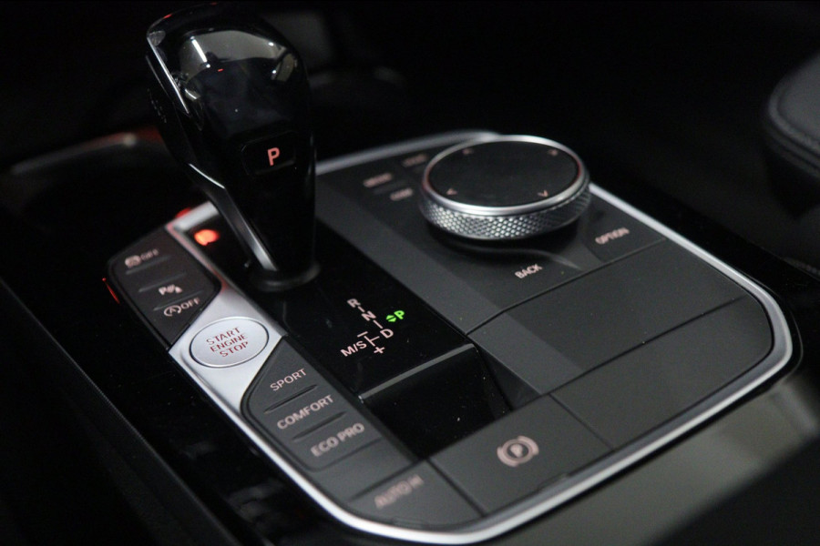 BMW 1-serie 118i Executive Edition NAP/CARPLAY/CAM/LANEASSIST/NAVI/VOL