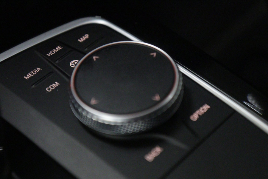 BMW 1-serie 118i Executive Edition NAP/CARPLAY/CAM/LANEASSIST/NAVI/VOL