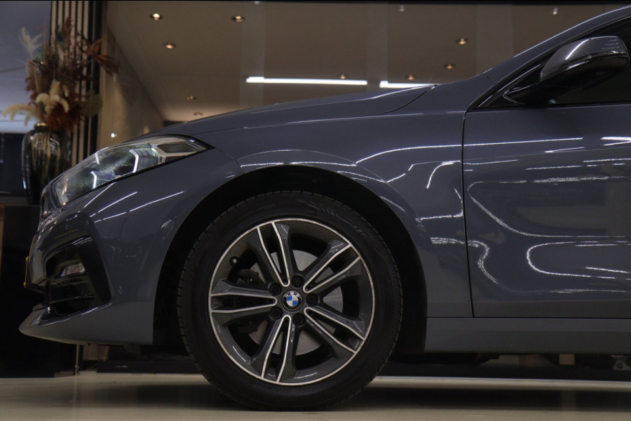 BMW 1-serie 118i Executive Edition NAP/CARPLAY/CAM/LANEASSIST/NAVI/VOL