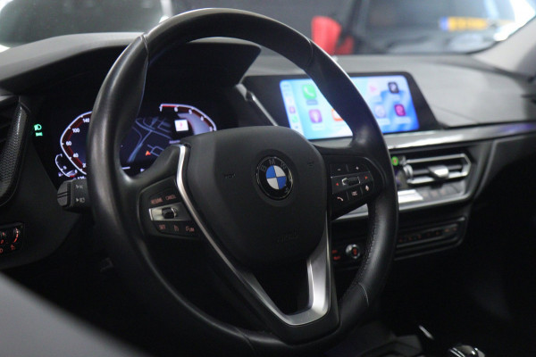 BMW 1-serie 118i Executive Edition NAP/CARPLAY/CAM/LANEASSIST/NAVI/VOL