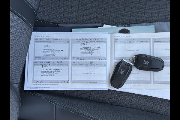 Peugeot 208 1.2 PureTech Blue Lease Allure | Trekhaak | CarPlay | Camera | 16 inch