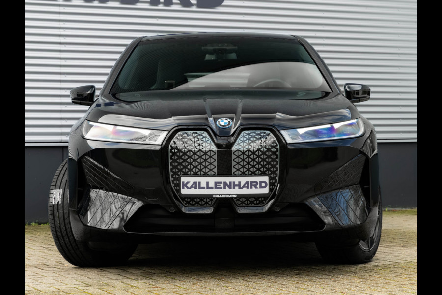 BMW iX xDrive50 - Luchtvering - Active Steering - Pano - Trekhaak