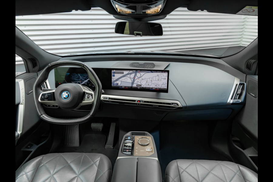 BMW iX xDrive50 - Luchtvering - Active Steering - Pano - Trekhaak