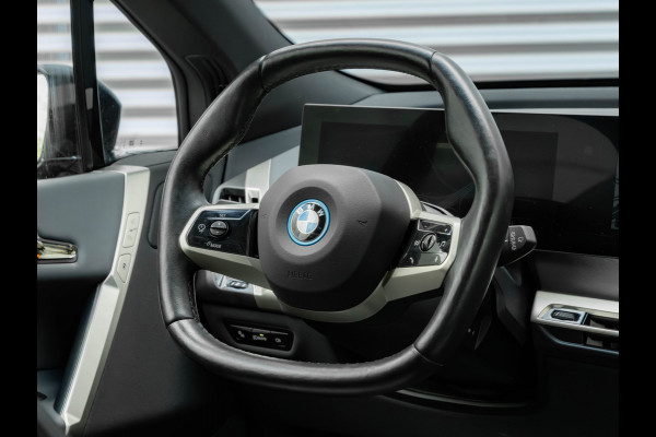 BMW iX xDrive50 - Luchtvering - Active Steering - Pano - Trekhaak