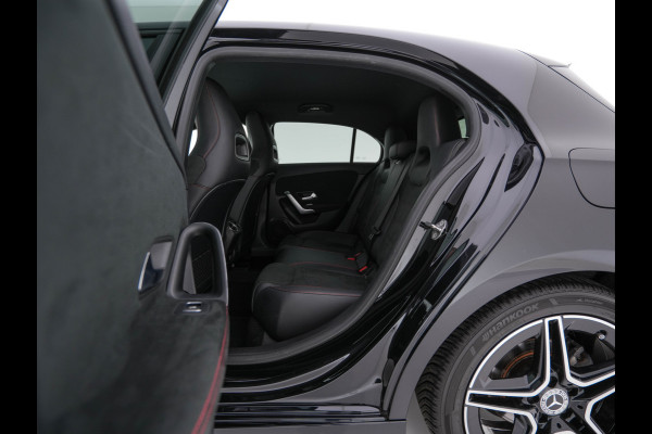 Mercedes-Benz A-Klasse 160 AMG-Sportpack Business-Solution (INCL-BTW) *WIDESCREEN-DIGI-COCKPIT | FULL-LED | LEATHER-MICROFIBRE | CAMERA | DYNAMIC-SELECT | CRUISE | HEATED-SPORTSEATS | PRIVACY-GLASS | DAB | AMBIENT-LIGHT | 18"ALU*