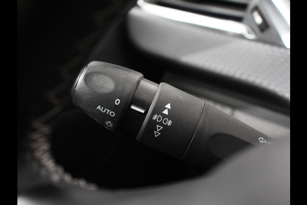 Peugeot 208 1.2 PureTech 110pk Automaat Allure Cruise control Parkeersensoren achter LED Navigatie Climate Control Extra Getint glas Lichtmetalen Velgen