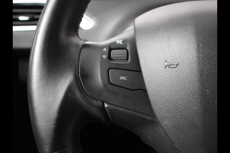 Peugeot 208 1.2 PureTech 110pk Automaat Allure Cruise control Parkeersensoren achter LED Navigatie Climate Control Extra Getint glas Lichtmetalen Velgen