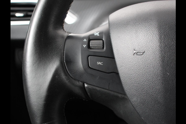 Peugeot 208 1.2 PureTech 110pk Automaat Allure Cruise control Parkeersensoren achter LED Navigatie Climate Control Extra Getint glas Lichtmetalen Velgen