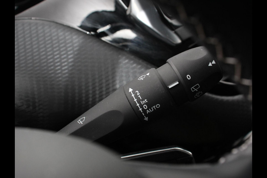 Peugeot 208 1.2 PureTech 110pk Automaat Allure Cruise control Parkeersensoren achter LED Navigatie Climate Control Extra Getint glas Lichtmetalen Velgen