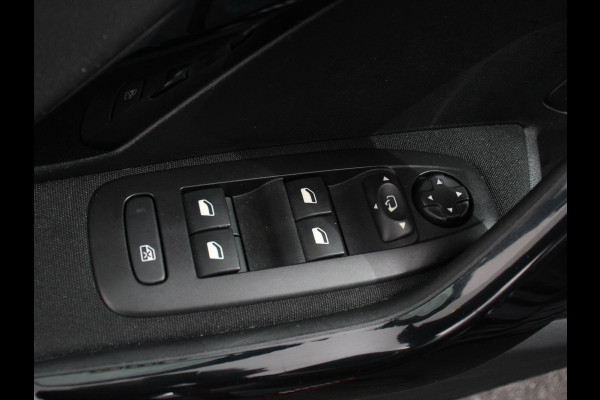Peugeot 208 1.2 PureTech 110pk Automaat Allure Cruise control Parkeersensoren achter LED Navigatie Climate Control Extra Getint glas Lichtmetalen Velgen