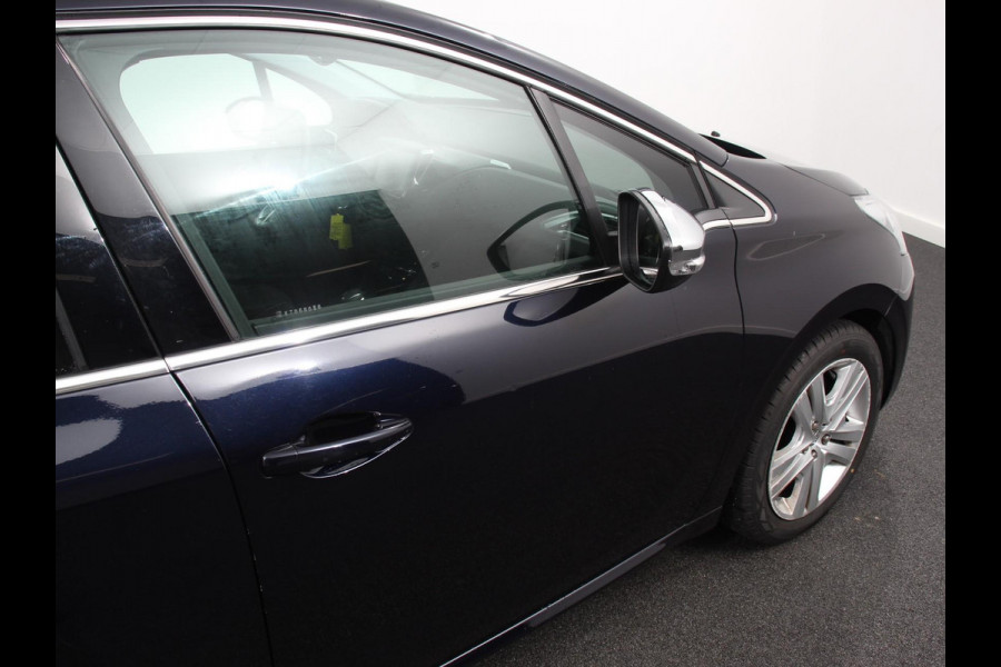 Peugeot 208 1.2 PureTech 110pk Automaat Allure Cruise control Parkeersensoren achter LED Navigatie Climate Control Extra Getint glas Lichtmetalen Velgen