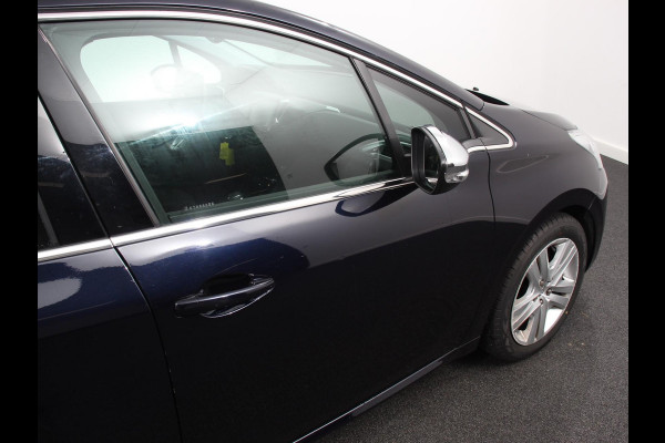 Peugeot 208 1.2 PureTech 110pk Automaat Allure Cruise control Parkeersensoren achter LED Navigatie Climate Control Extra Getint glas Lichtmetalen Velgen