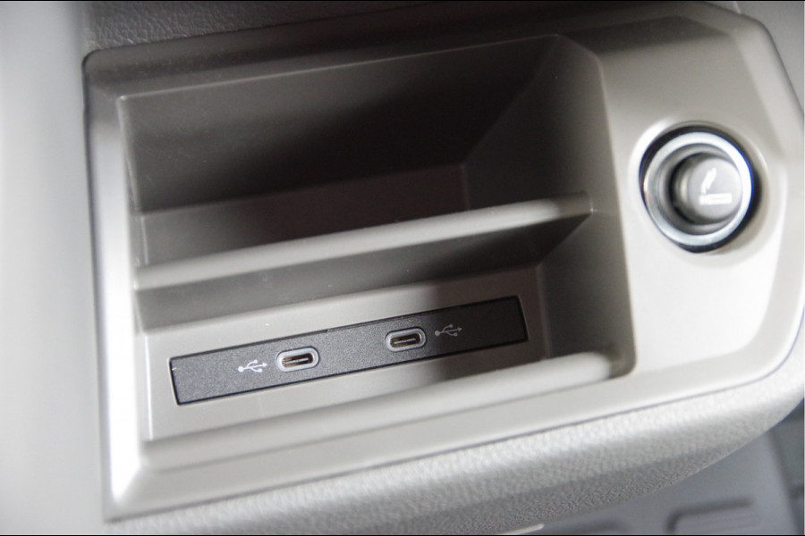 Volkswagen Crafter 35 2.0 TDI L3H3 140PK AUT. LED, TREKHAAK, BETIMMERING, STOELVERWARMING, GEVEERDE ERGO COMFORT STOEL, CAMERA, NAVI, CRUISE, AIRCO