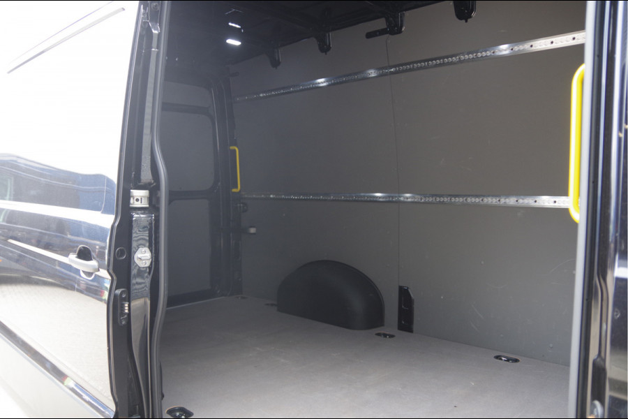 Volkswagen Crafter 35 2.0 TDI L3H3 140PK AUT. LED, TREKHAAK, BETIMMERING, STOELVERWARMING, GEVEERDE ERGO COMFORT STOEL, CAMERA, NAVI, CRUISE, AIRCO