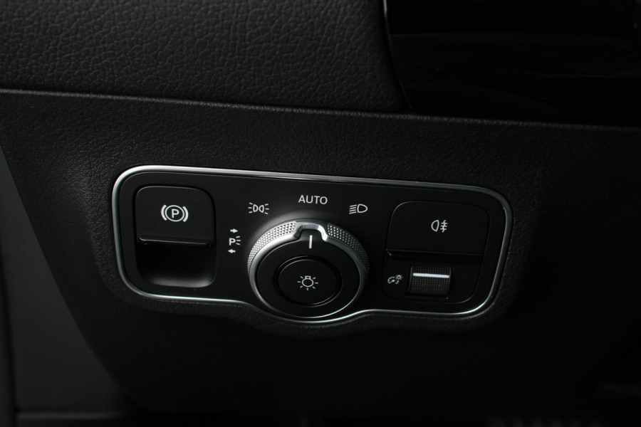 Mercedes-Benz GLA 200 AMG Line Automaat Nieuw model ! | Navigatie | Climate Control | Camera | Electrisch bedienbare achterklep | Dab | Led