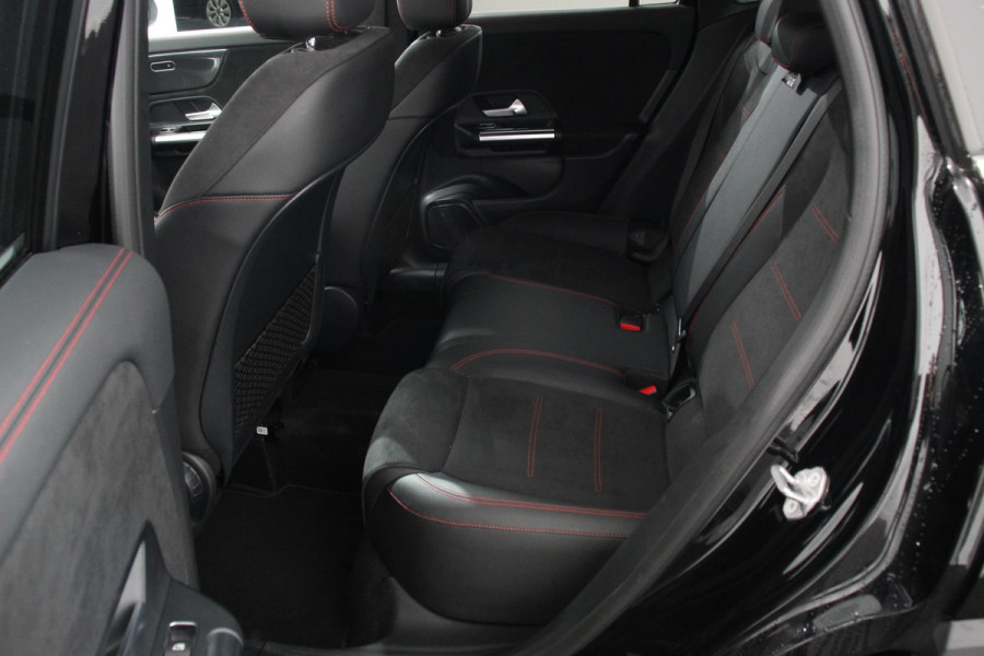 Mercedes-Benz GLA 200 AMG Line Automaat Nieuw model ! | Navigatie | Climate Control | Camera | Electrisch bedienbare achterklep | Dab | Led